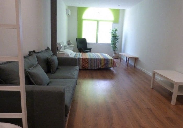 Pensjonat And Basic Universitat For Young Barcelona