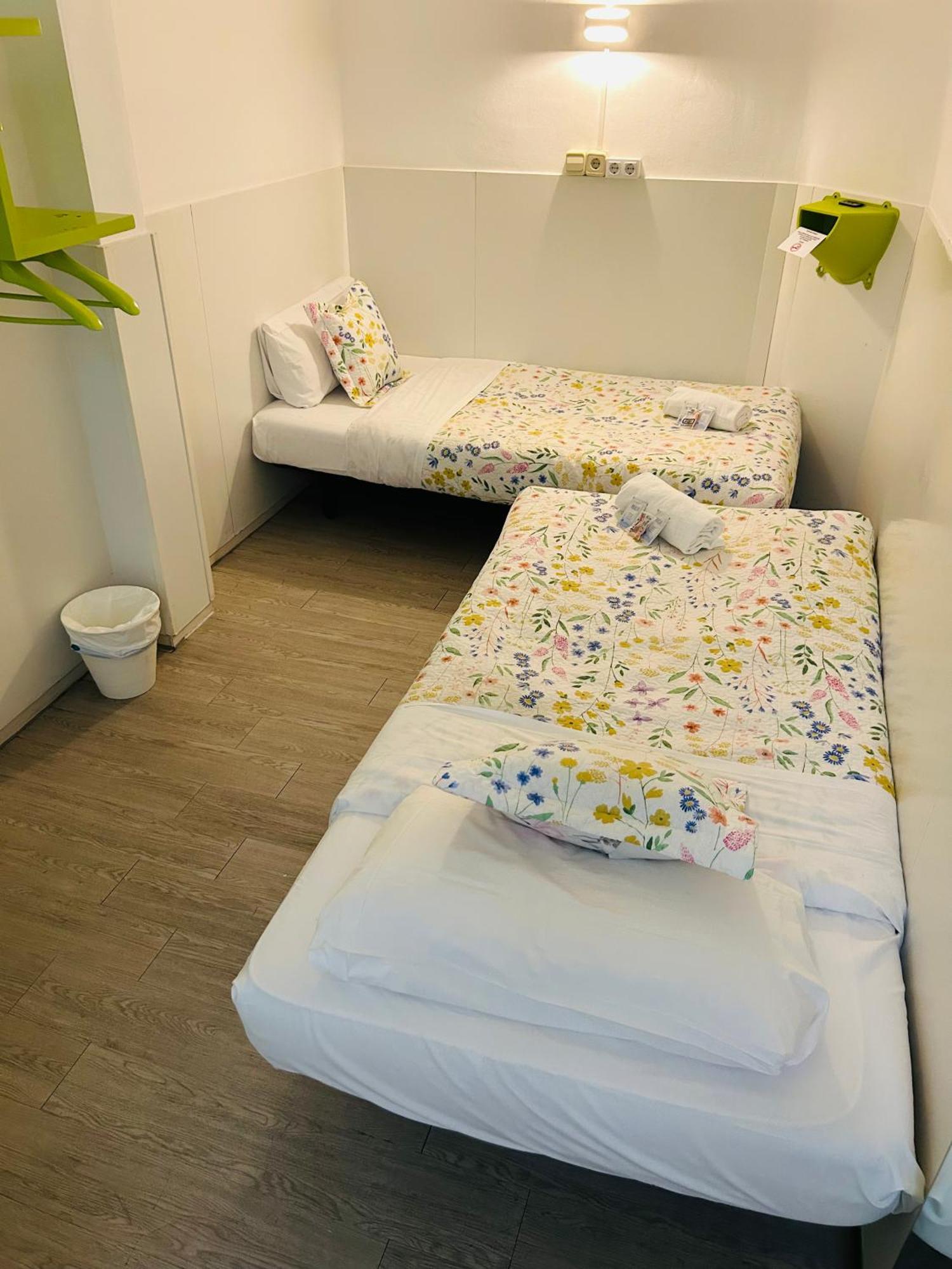 And Basic Universitat For Young Maison d'hôtes
